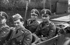 Bundesarchiv_Bild_101I-380-0069-37,_Polen,_Verhaftung_von_Juden,_SD-Männer.jpg