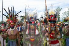 imk0111380-men-of-mendi-from-the-southern-highlands-wearing-headdress-with-king-of-saxony-plumes.jpg