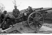 Bundesarchiv_Bild_101I-031-2415-16,_Russland,_Soldaten_an_leichter_Haubitze[1].jpg