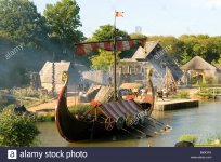 viking-ship-show-at-puy-du-fou-theme-park-vendee-france-B89CRG.jpg