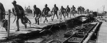 Italian_marines_disembarking_in_Tobruk_harbour_1942.jpg