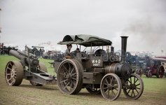 a-war-department-wd-mclaren-steam-traction-engine-towing-a-replica-e8yfwn.jpg