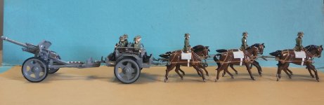 1246 PARADE 10.5cm leichte FeldHaubitze CANON.jpg