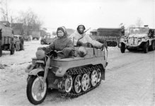 Bundesarchiv_Bild_101I-725-0184-22,_Russland,_Soldaten_auf_Kettenkrad_??.jpg