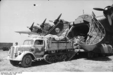 Bundesarchiv_Bild_101I-559-1085-07%2C_Italien%2C_Flugzeug_Me_323_Gigant%2C_Opel_%22Maultier%22.jpg