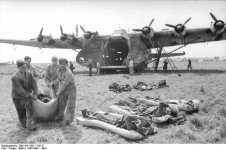 Bundesarchiv_Bild_101I-561-1142-21%2C_Grosseto%2C_Flugzeug_Me_323%2C_Verwundetentransport.jpg