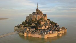 Mont-Saint-Michel_vu_du_ciel.jpg