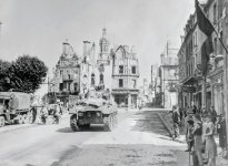 us-troops-move-through-avranches-july-31-1944-CW6DH8~3.jpg