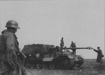 examining-a-knocked-out-elefant-kursk-1943-v0-9citt9yi0kx31.jpg