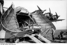 Bundesarchiv_Bild_101I-554-0872-07,_Tunesien,_Flugzeug_Me_323,_Entladen.jpg