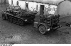 Bundesarchiv_Bild_101I-049-0176-14,_Russland,_Zugkraftwagen_mit_Nebelwerfern.jpg