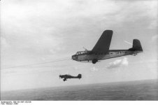 Bundesarchiv_Bild_101I-567-1523-38__Italien__Lastensegler_DFS_230__Ju_87.jpg