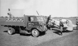 Bundesarchiv_Bild_101I-014A-0656-05A,_Englische_Kanalinseln,_Betanken_eines_Flugzeuges-712660.jpg