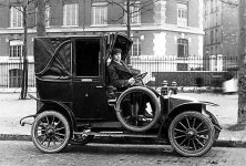 1911_Renault_AG_Taxi.jpg