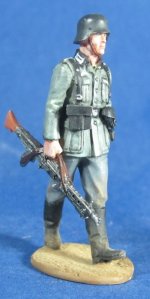 WW 087 WEHRMACHT MG 42 GUNNER C.JPG