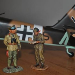 1/30 Wooden DAK Stuka Rommel & officer reading a map