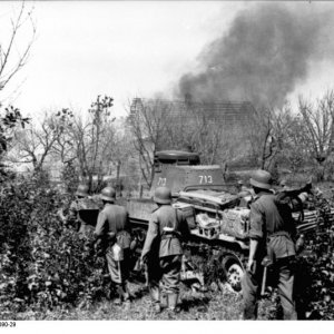 Bundesarchiv Bild 101I 209 0090 29, Russland Nord, Infanterie und Panzer 35t