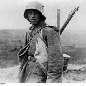 793px Bundesarchiv Bild 183 R05148, Westfront, deutscher Soldat