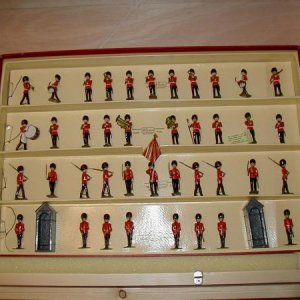 Set no. 1555 -- top tray of figures