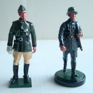 Two Irish Regiment figures made for me by a good friend, and painted up for me by Jeff. The Guy on the left is A Lieutenant Artillery Volunteer force 