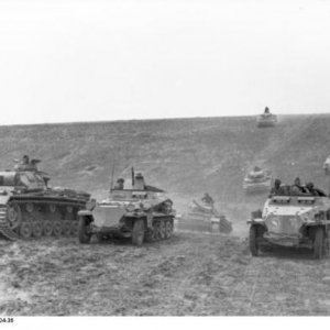 Bundesarchiv Bild 101I 218 0504 36, Russland Süd, Panzer III, Schützenpanzer, 23.Pz.Div.