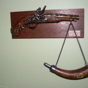 Napoléon's double barrel flintlock pistol with powder horn.