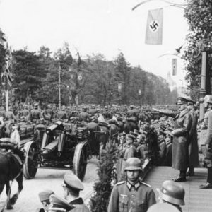 Bundesarchiv Bild 146 1974 132 33A, Warschau, Parade vor Adolf Hitler