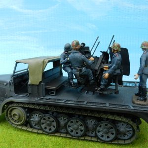 Achtung Spitfuer!
JCM Miniatures crew on FOV Flakvierling 1/2 track