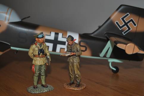 1/30 Wooden DAK Stuka Rommel & officer reading a map