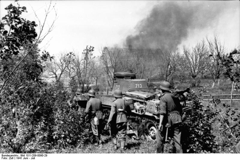 Bundesarchiv Bild 101I 209 0090 29, Russland Nord, Infanterie und Panzer 35t