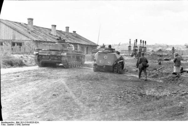 Bundesarchiv Bild 101I 218 0525 02A, Russland Süd, Panzer III, Schützenpanzer