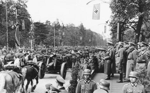 Bundesarchiv Bild 146 1974 132 33A, Warschau, Parade vor Adolf Hitler