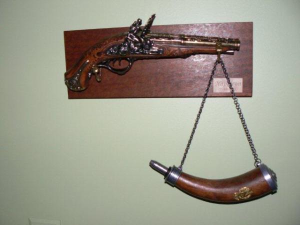 Napoléon's double barrel flintlock pistol with powder horn.