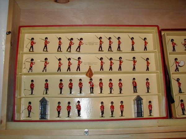 Set no. 1555 -- Bottom tray of figures -- (set conained two trays of figures).