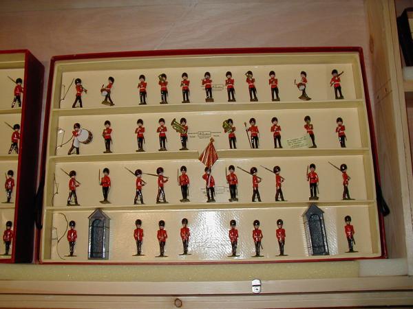 Set no. 1555 -- top tray of figures