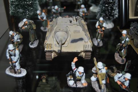 TGM Winter Jagdpanzer 38(t) Hetzer as it sits in my display case with my K&C Stalingrad figures..