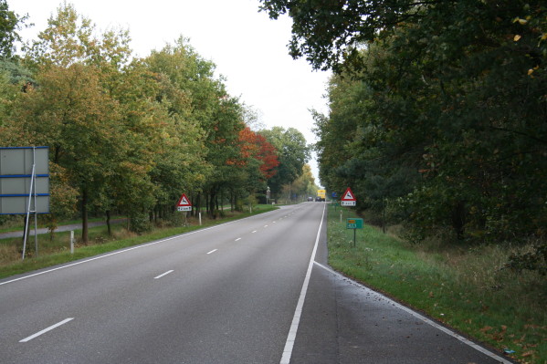 The '30 Corps' road to Eindhoven, Valkenvaard Commonwealth Cemetery just in view on the left.

Still not very wide and great for ambush.