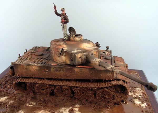 Tiger I, Initial Production 1942 by Rick Minichiello 

http://www.missing-lynx.com/gallery/german/tigeriinitialrm_1.html