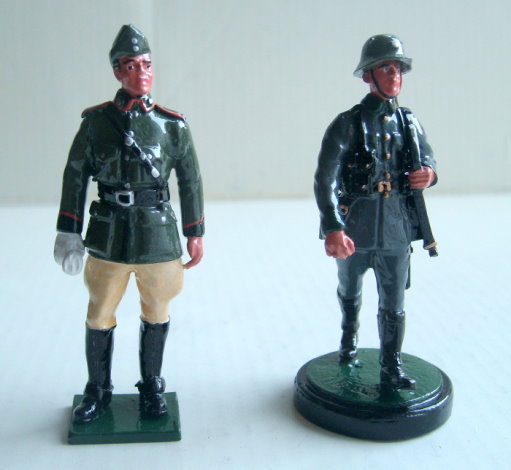 Two Irish Regiment figures made for me by a good friend, and painted up for me by Jeff. The Guy on the left is A Lieutenant Artillery Volunteer force 