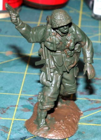 US airborne officer advancing